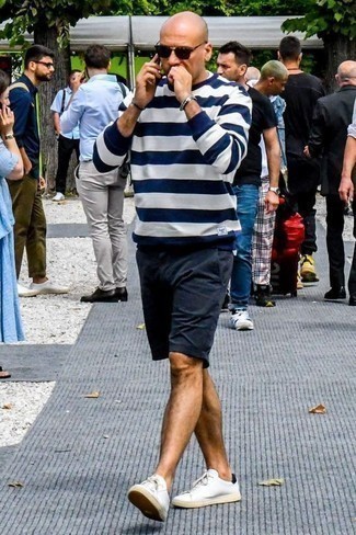 Как носить белый свитшот с белыми кожаными низкими кедами мужчине