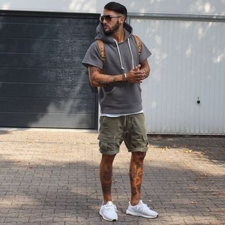 Какие кроссовки носить с белой майкой мужчине