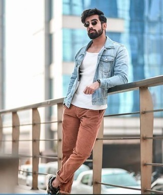 Какие кроссовки носить с белой майкой мужчине