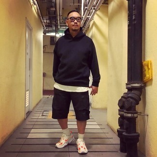 Какие кроссовки носить с белой майкой мужчине