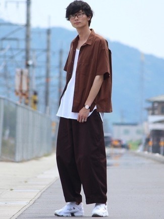 Какие кроссовки носить с белой майкой мужчине