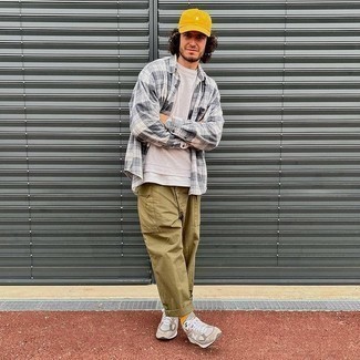 Как носить белую майку с бежевыми кроссовками мужчине