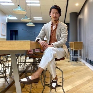 Как носить белую майку с бежевым пиджаком мужчине