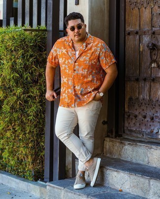 Как носить белую майку с бежевыми джинсами мужчине