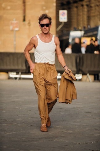 Как носить белую майку с бежевым костюмом