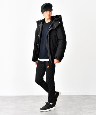 Как носить белую майку с черными кроссовками мужчине