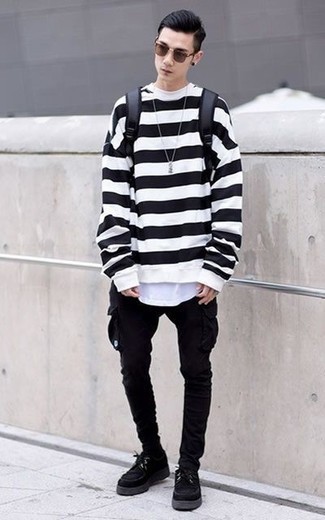 Как носить белую майку с черными брюками карго