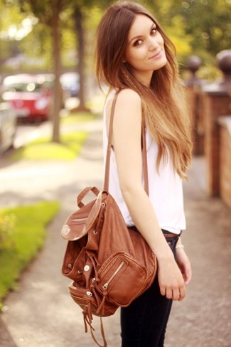 Как носить белую майку с черными джинсами женщине