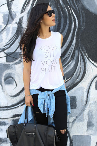 Как носить белую майку с черными джинсами женщине