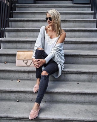 Как носить белую майку с черными джинсами женщине