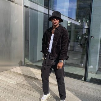 Как носить белую майку с черными джинсами мужчине