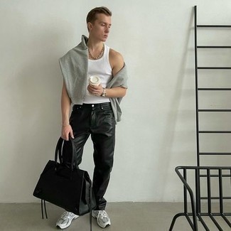 Как носить белую майку с черными джинсами мужчине