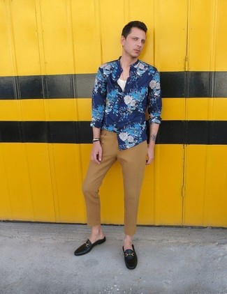 Как носить белую майку с черными кожаными лоферами мужчине