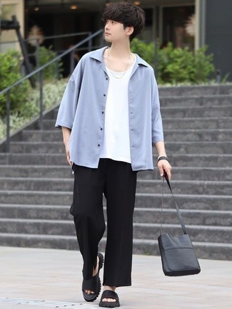 Как носить белую майку с черными кожаными сандалиями мужчине