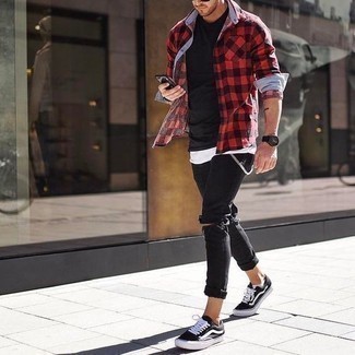 Как носить белую майку с черными рваными джинсами мужчине