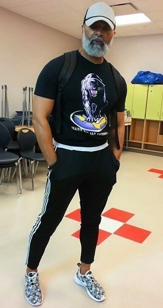 Как носить белую майку с черными спортивными штанами мужчине