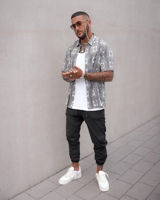 Как носить белую майку с черными спортивными штанами мужчине