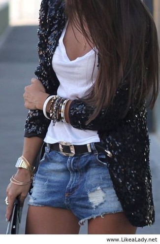 Как носить белую майку с синими джинсовыми шортами женщине