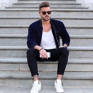 Как носить белую майку с синими джинсами мужчине