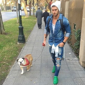 Как носить белую майку с синими рваными джинсами мужчине