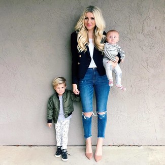 Как носить белую майку с синими рваными джинсами женщине