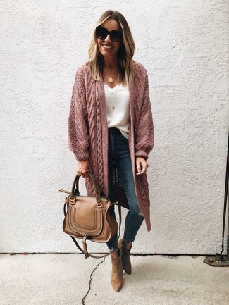 Как носить белую майку с синими рваными джинсами женщине