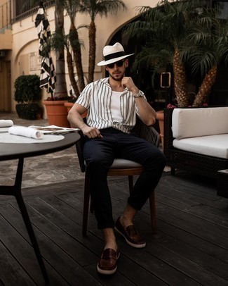 Как носить белую майку с коричневыми кожаными лоферами мужчине