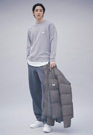 Как носить белую майку с темно-серой курткой-пуховиком мужчине