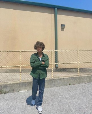 Какие брюки чинос носить с белой майкой