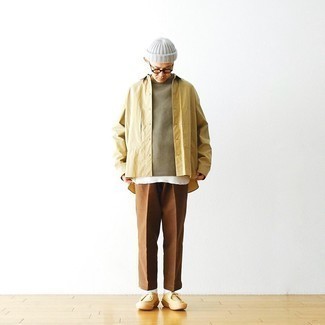 Какие свитера с круглым вырезом носить с белой майкой мужчине