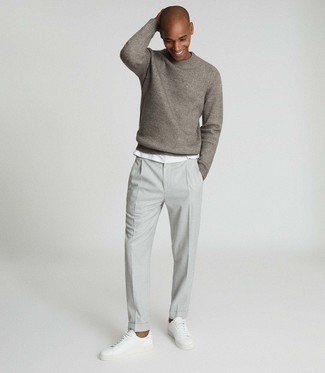 Какие свитера с круглым вырезом носить с белой майкой мужчине