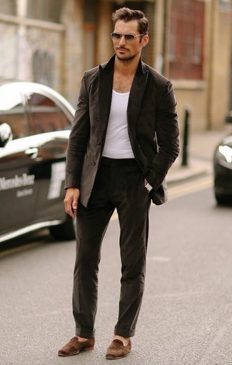 Как носить белую майку с темно-коричневым костюмом