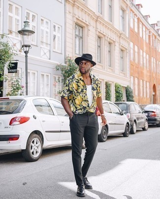 Какие туфли дерби носить с белой майкой