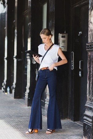 Какие джинсы-клеш носить с белой майкой