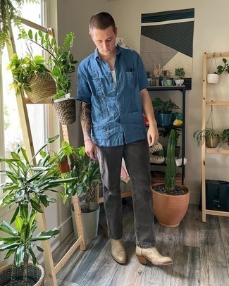 Как носить белую майку с серыми джинсами мужчине