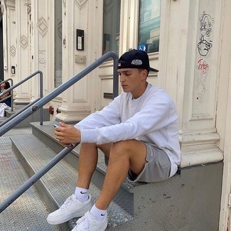 Как носить белую майку с серыми шортами мужчине