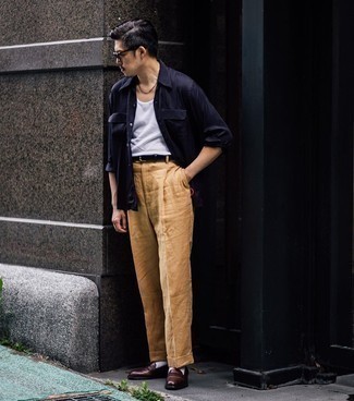 Как носить белую майку с светло-коричневыми льняными брюками чинос