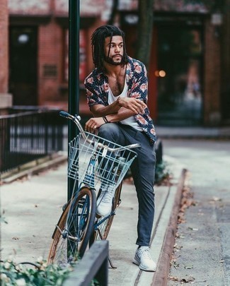 Как носить белую майку с голубыми кроссовками мужчине