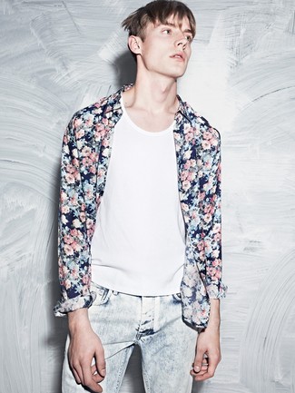 Как носить белую майку с голубыми джинсами мужчине