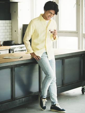 Как носить белую майку с голубыми джинсами мужчине