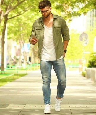 Как носить белую майку с голубыми джинсами мужчине