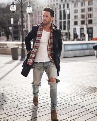 Как носить белую майку с голубыми джинсами мужчине