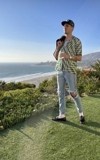 Как носить белую майку с голубыми рваными джинсами мужчине