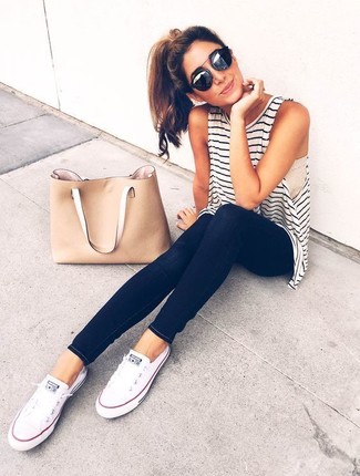 Какие низкие кеды носить с белой майкой женщине