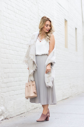 Какие сабо носить с белой майкой