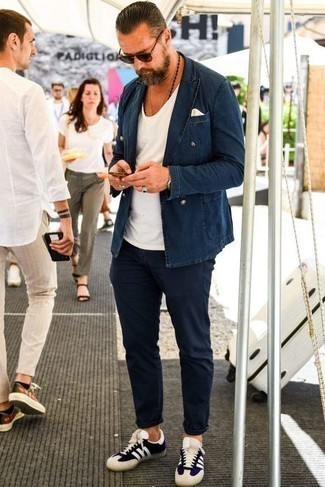 Как носить белую майку с темно-синим джинсовым двубортным пиджаком мужчине