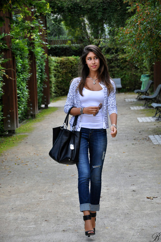 Как носить белую майку с темно-синими джинсами женщине