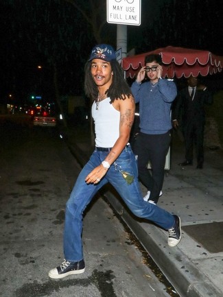 Как носить белую майку с темно-синими джинсами мужчине