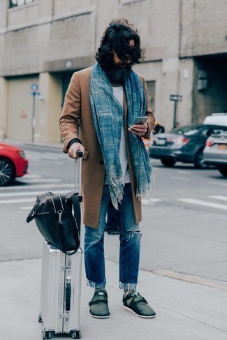 Как носить белую майку с темно-синими джинсами мужчине