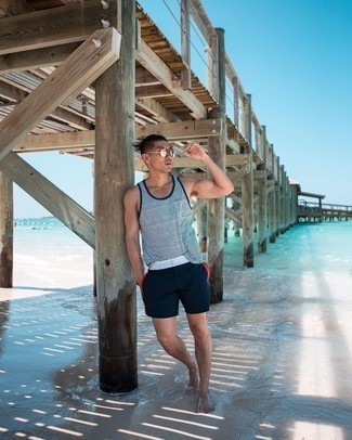 Как носить белую майку с темно-синими шортами мужчине